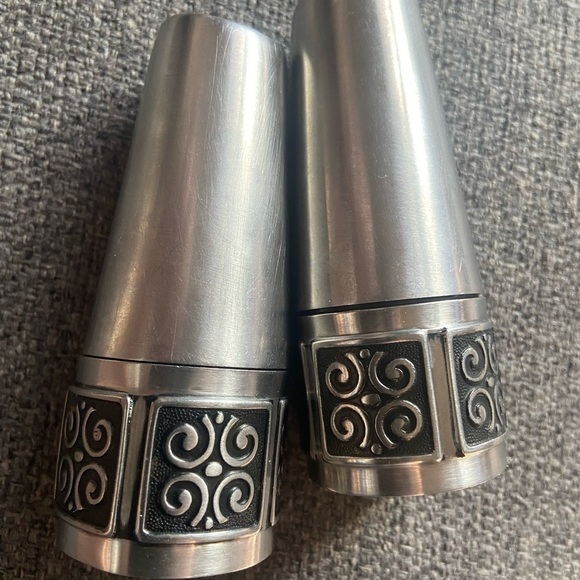 Mid century modern salt and pepper shakers metal G1 - Picture 2 of 7